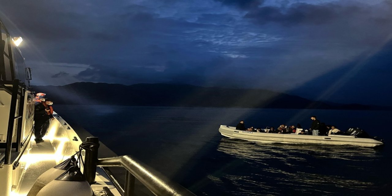 Muğla açıklarında 12 düzensiz göçmen ve beraberinde 4 göçmen kaçakçısı yakalandı