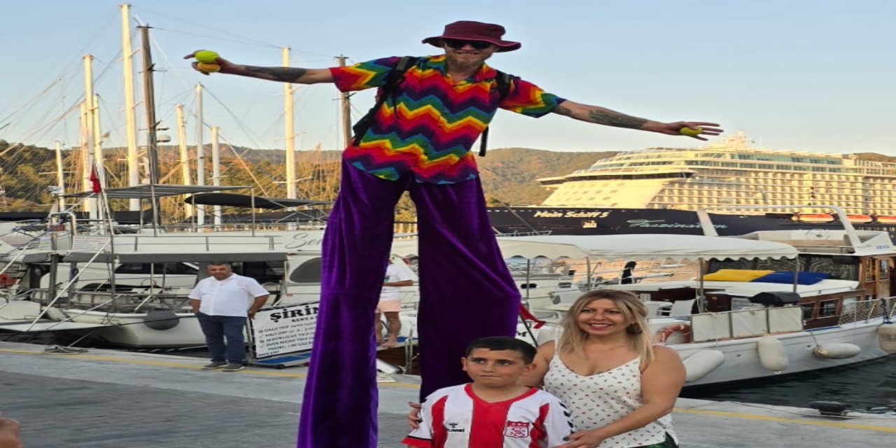 Marmaris Yat Limanı’nda ilginç gösteri: Beş metrelik çubuklar üzerinde yürüdü