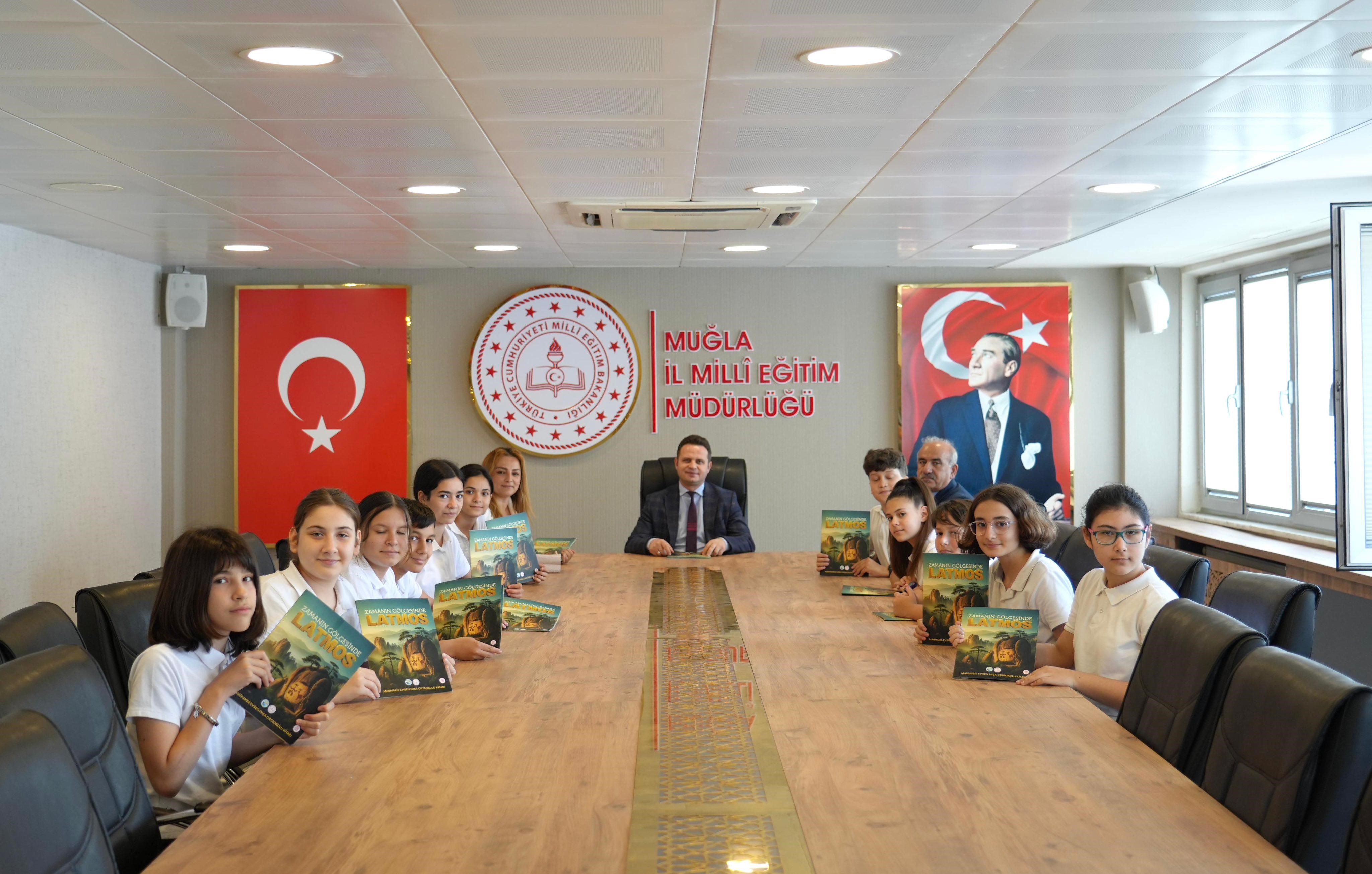 "Zamanın Gölgesinde: Latmos" kitabının yazarları öğrenciler Milli Eğitim müdürünü ziyaret etti