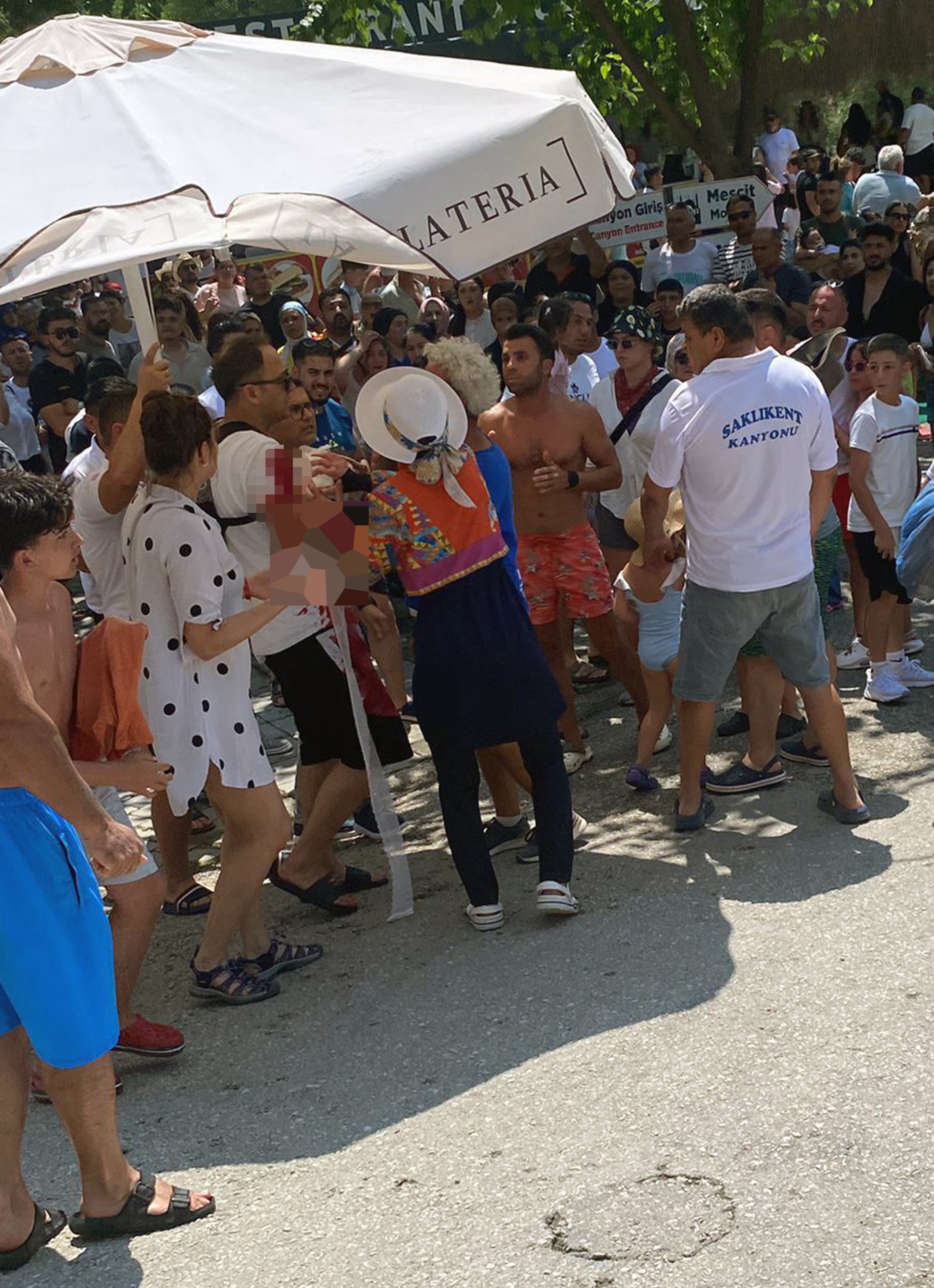 Seydikemer Kanyonunda 3 yaşındaki çocuğun kafasına kaya düştü