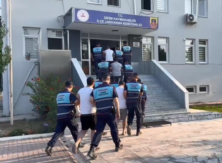 Didim'de tur otobüsünün önünü kesip saldıran 5 kişi adliyeye sevk edildi