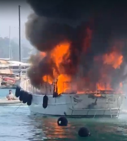 Fethiye Göcek'te denizdeki tekne alevlere teslim oldu