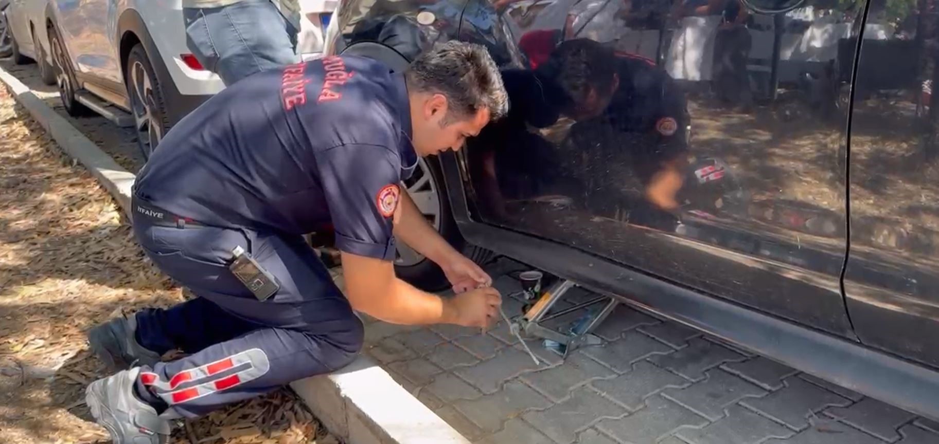 Fethiye'de arabanın motoruna sıkışan kediyi itfaiye kurtardı