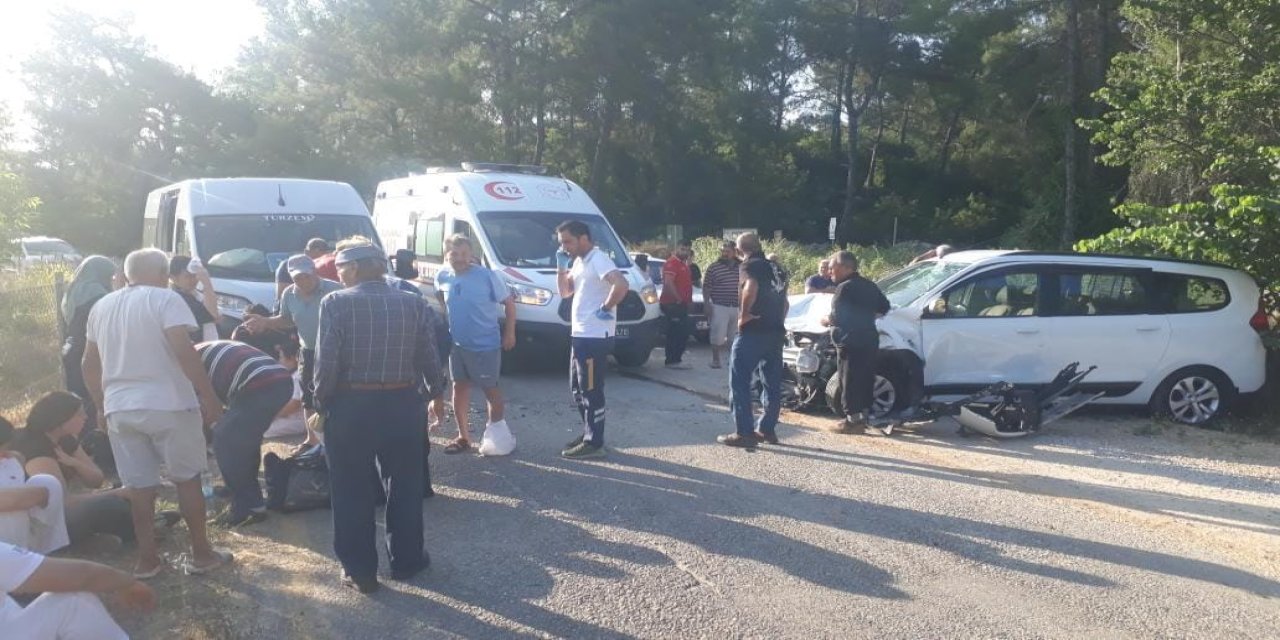 Ula'da servis aracı ile otomobil çarpıştı 9 kişi yaralandı