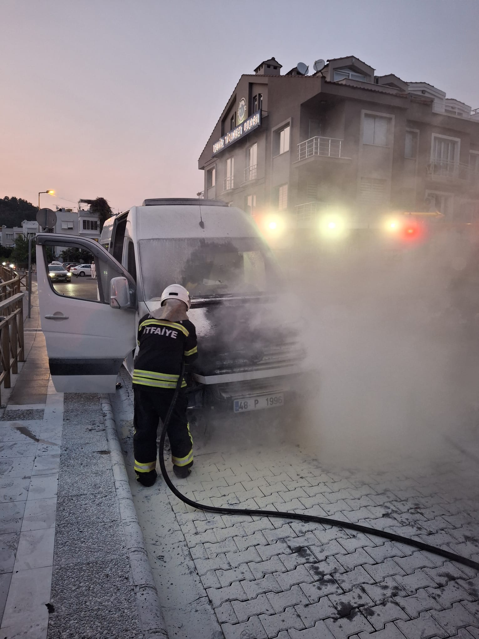 Marmaris'te yanan minibüs hemen söndürüldü