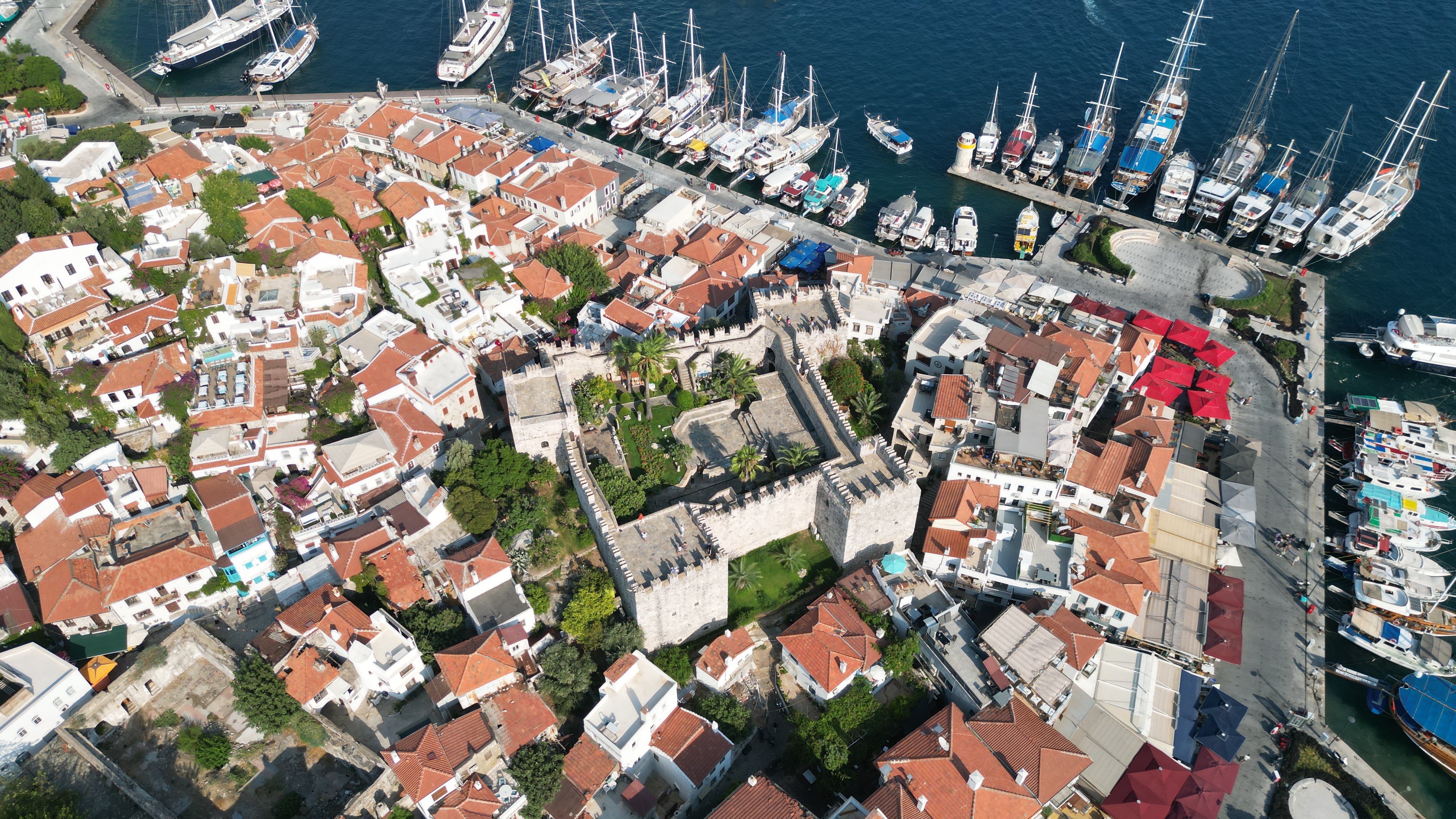 Turizmciler ve turistler 'Marmaris o görüntülerden ibaret değil'