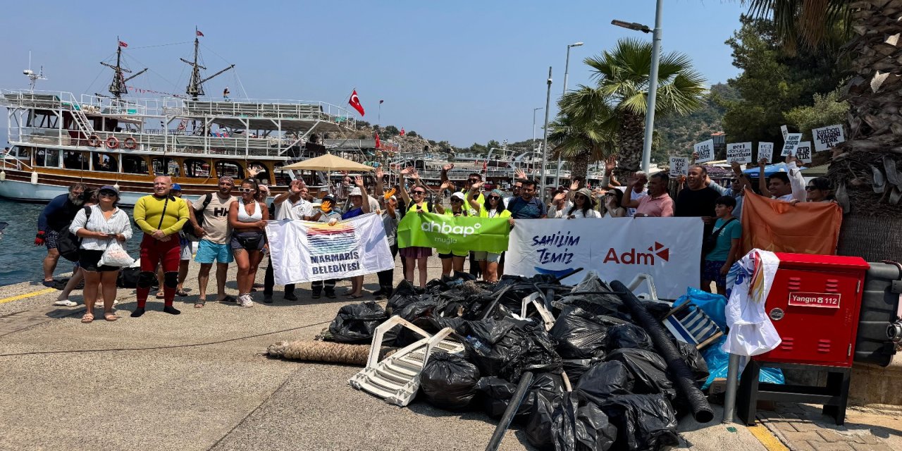 Marmaris koylarında çevre temizliği sürüyor: “Doğaya zarar verenlere hakkımızı helal etmiyoruz”