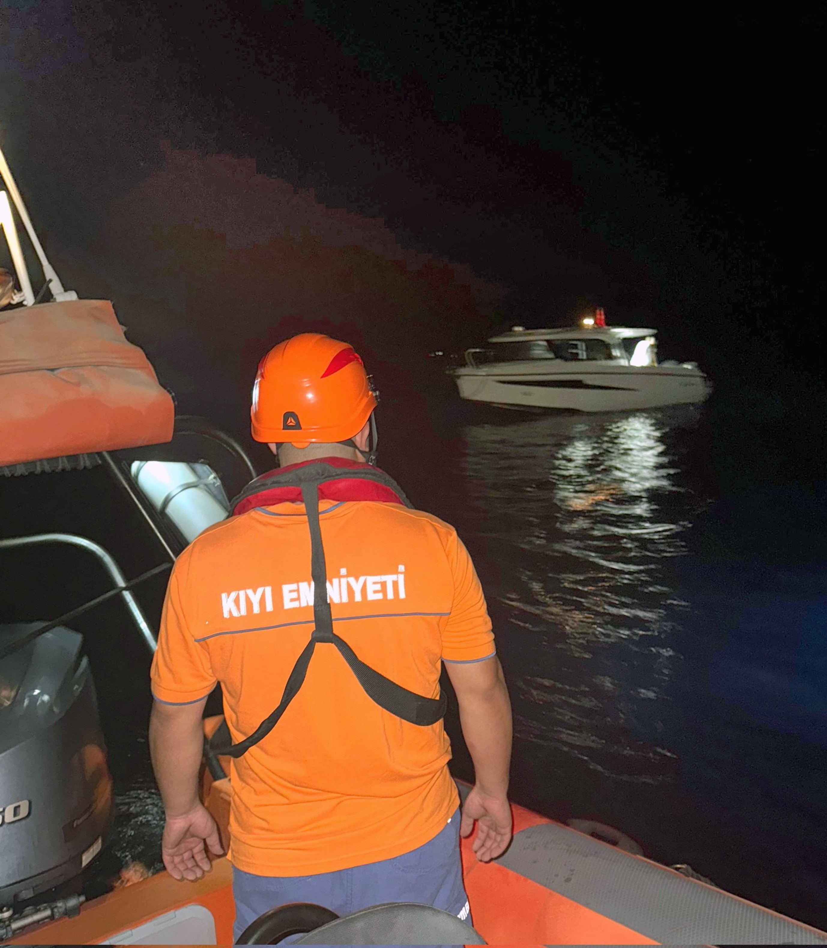 Marmaris açıklarında arızalanan tekneyi KIYEM kurtardı