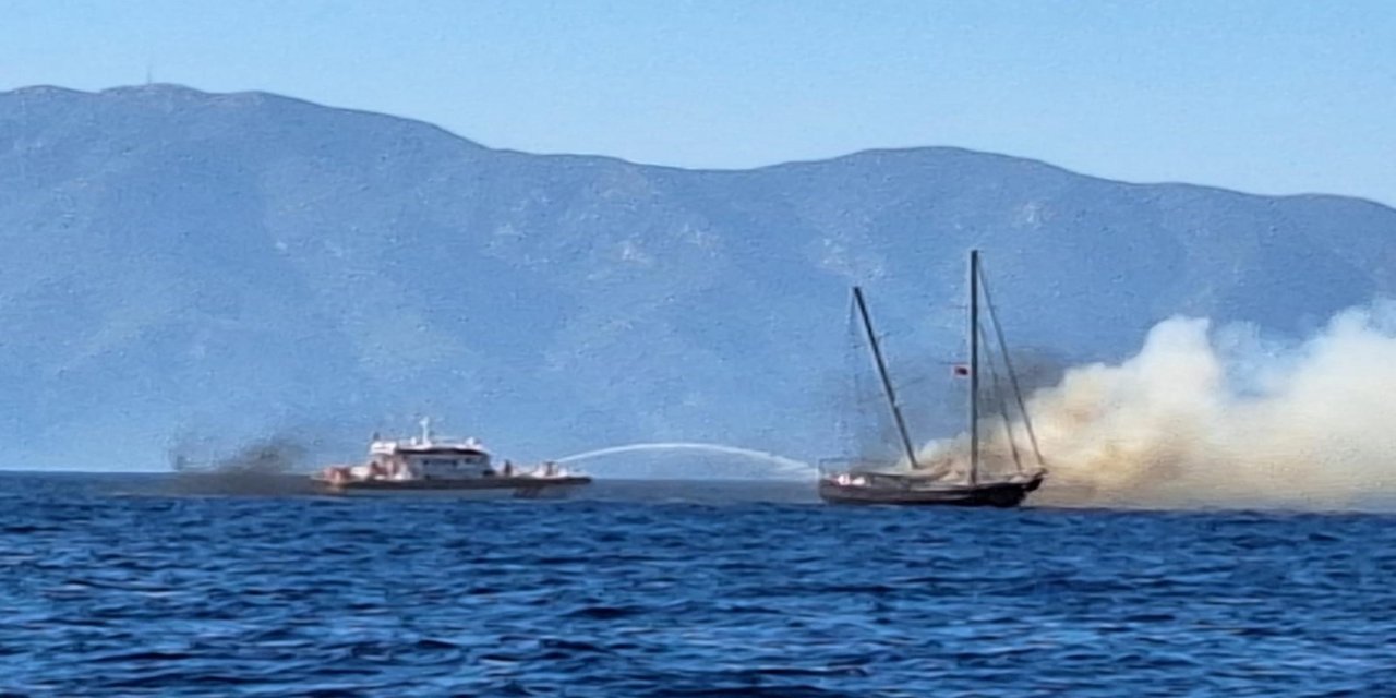 Bodrum açıklarında yanan tekne sulara gömüldü