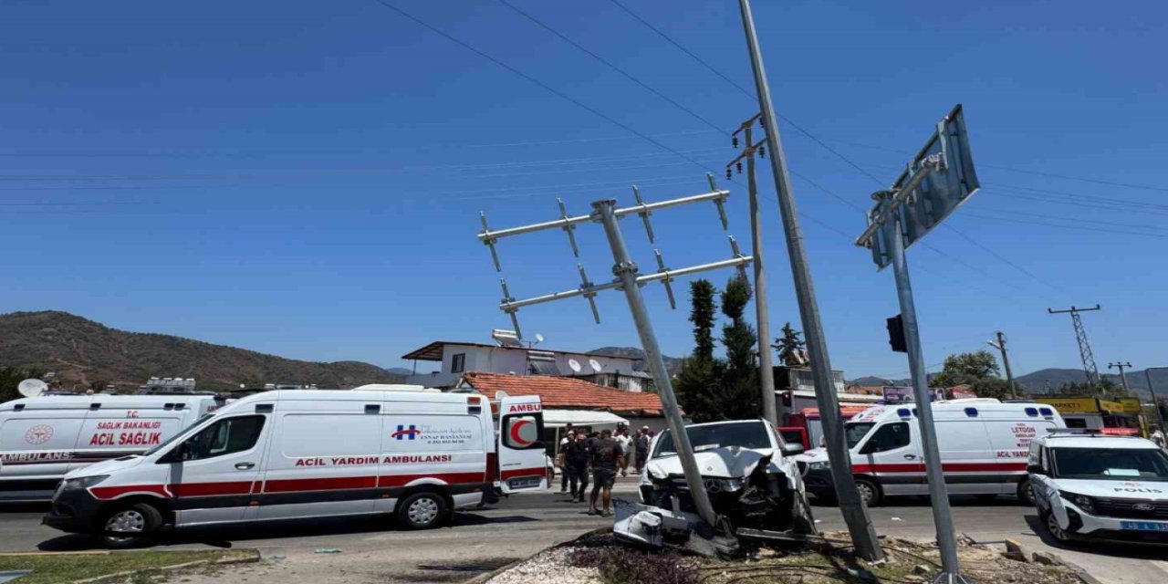 Fethiye’de trafik kazasında 11 kişi yaralandı