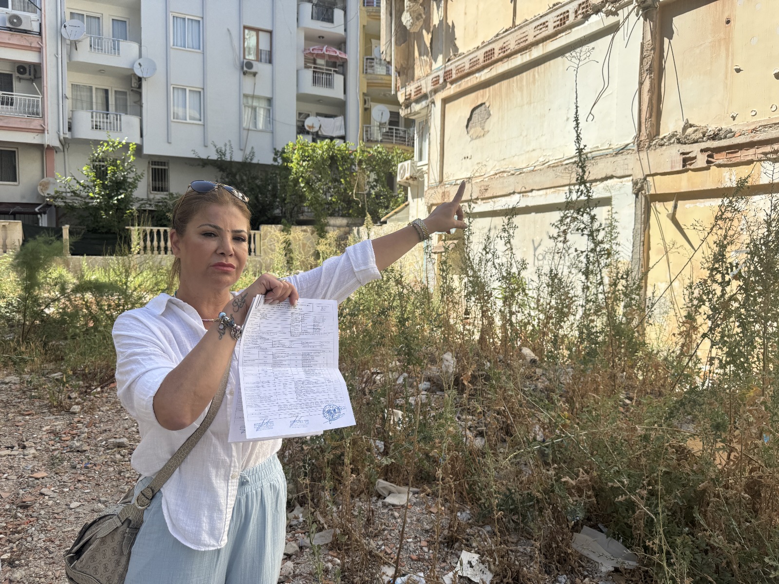 Marmaris'te milyarlık otelini yıktırdı komşu bina yüzünden yeni bina yapamıyor