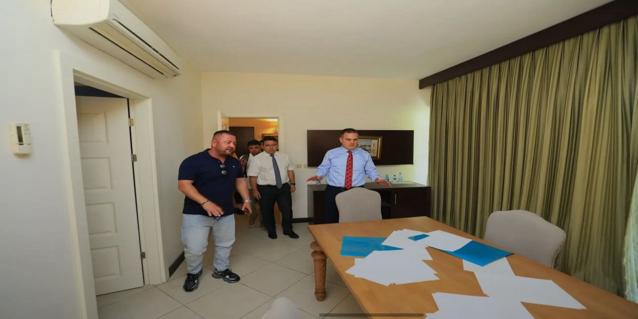 Vali Akbıyık, 15 Temmuz’da Cumhurbaşkanı Erdoğan’ın kaldığı otelde incelemelerde bulundu