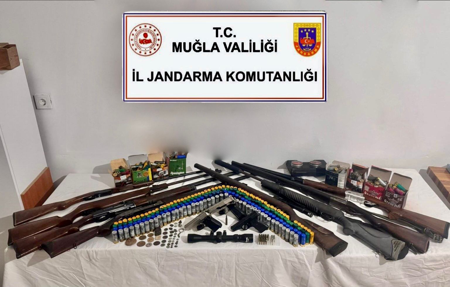 Muğla’da Tarihi eser ve silah ele geçirildi