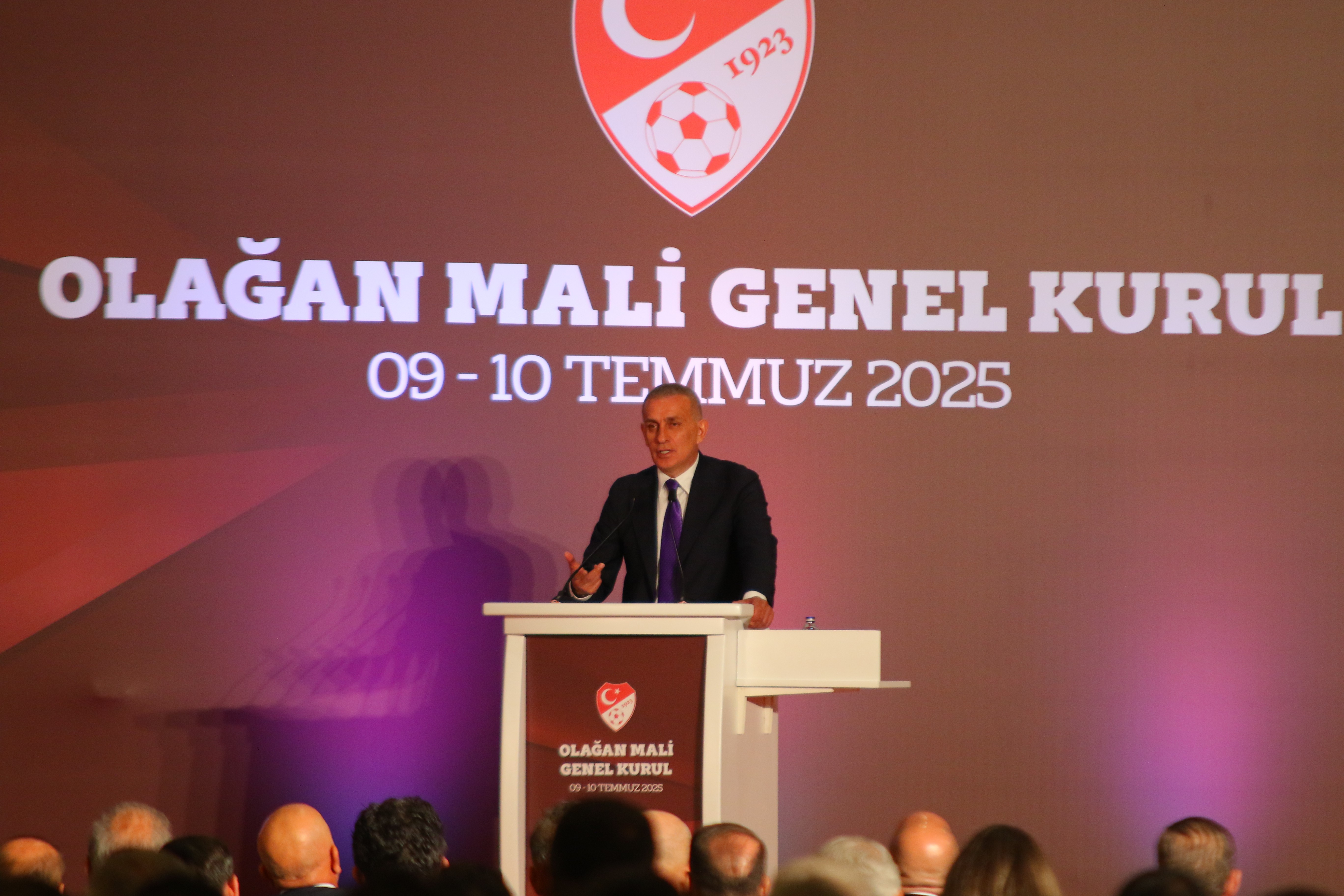 TFF Başkanı Hacıosmanoğlu: "Futbol markamız kavgadan değil, nitelikli rekabetten beslenirse büyüyebilir"