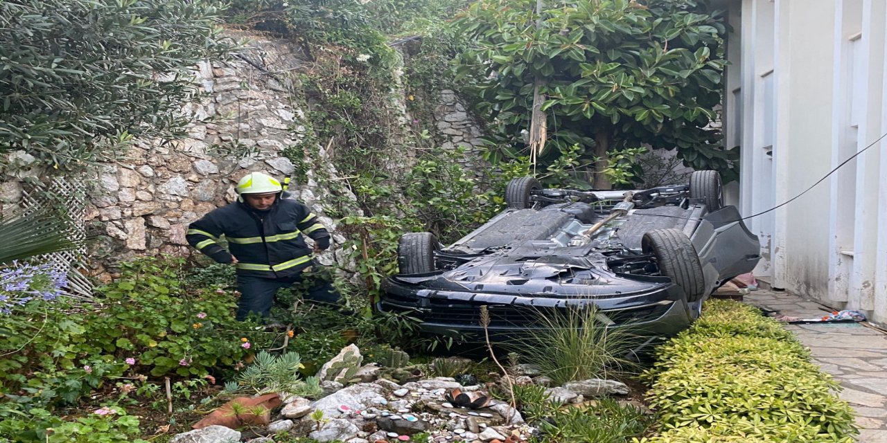 Marmaris Turunç’ta otomobil evin bahçesine düştü: 1 ölü, 4 yaralı