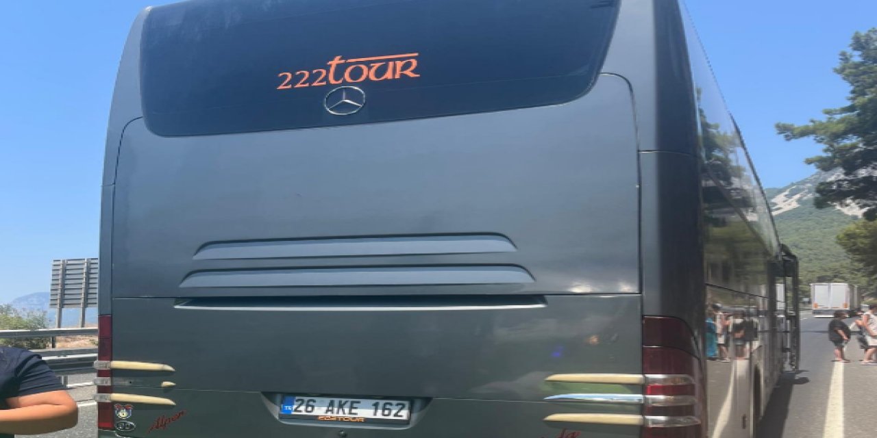 Otobüs şoförü Sakarda arızalanan otobüsün altında kalarak ağır yaralandı
