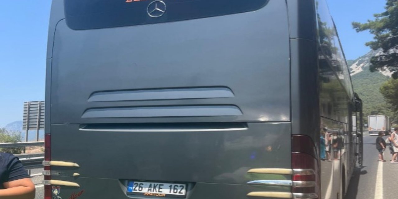 Otobüs şoförü Sakarda arızalanan otobüsün altında kalarak ağır yaralandı