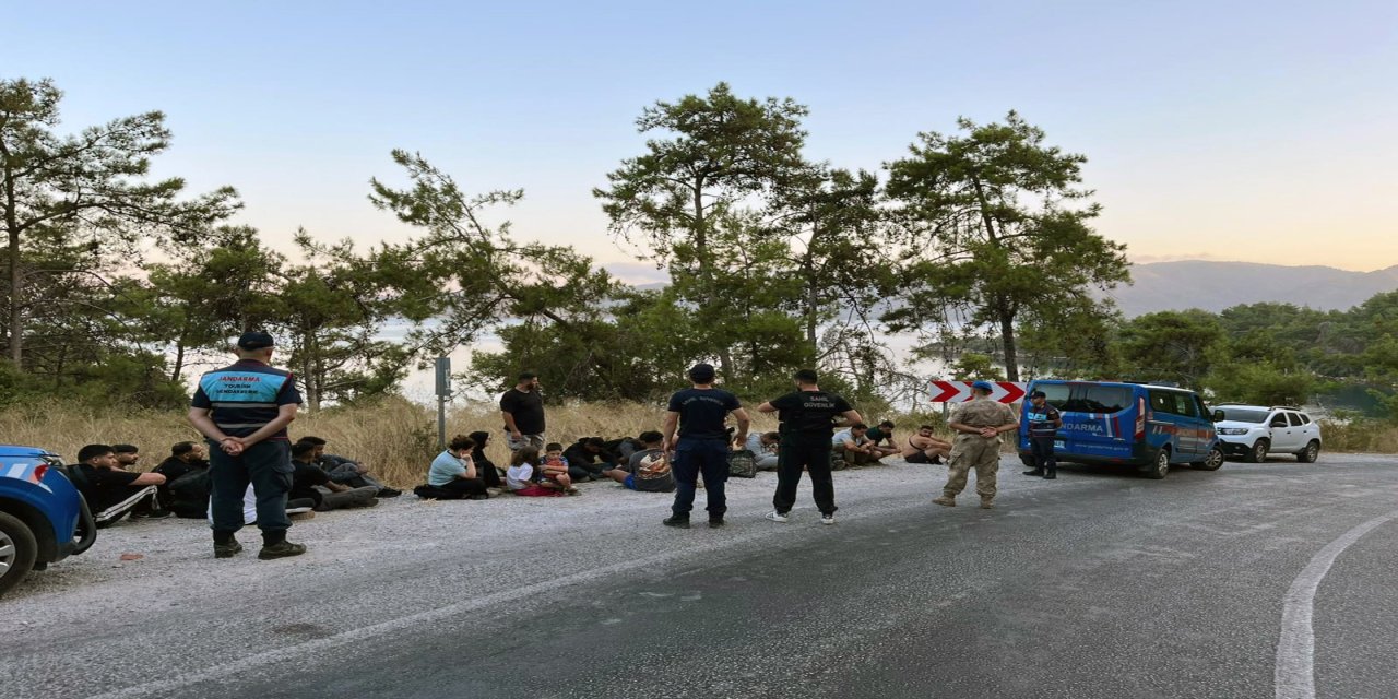 Marmaris'te  22 düzensiz göçmen ve 2 göçmen kaçakçısı yakalandı