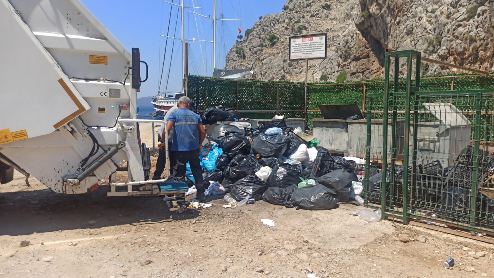 Marmaris’te çöp tartışması: Kırsal mahallelerde konteyner dışına atılan çöpler tepki çekiyor