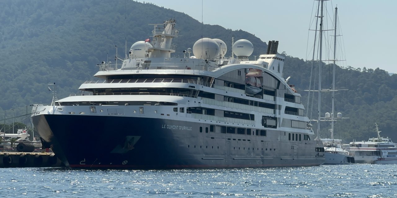 Fransız bayraklı "Le Dumont D’Urville" lüks kruvaziyeri Marmaris’te