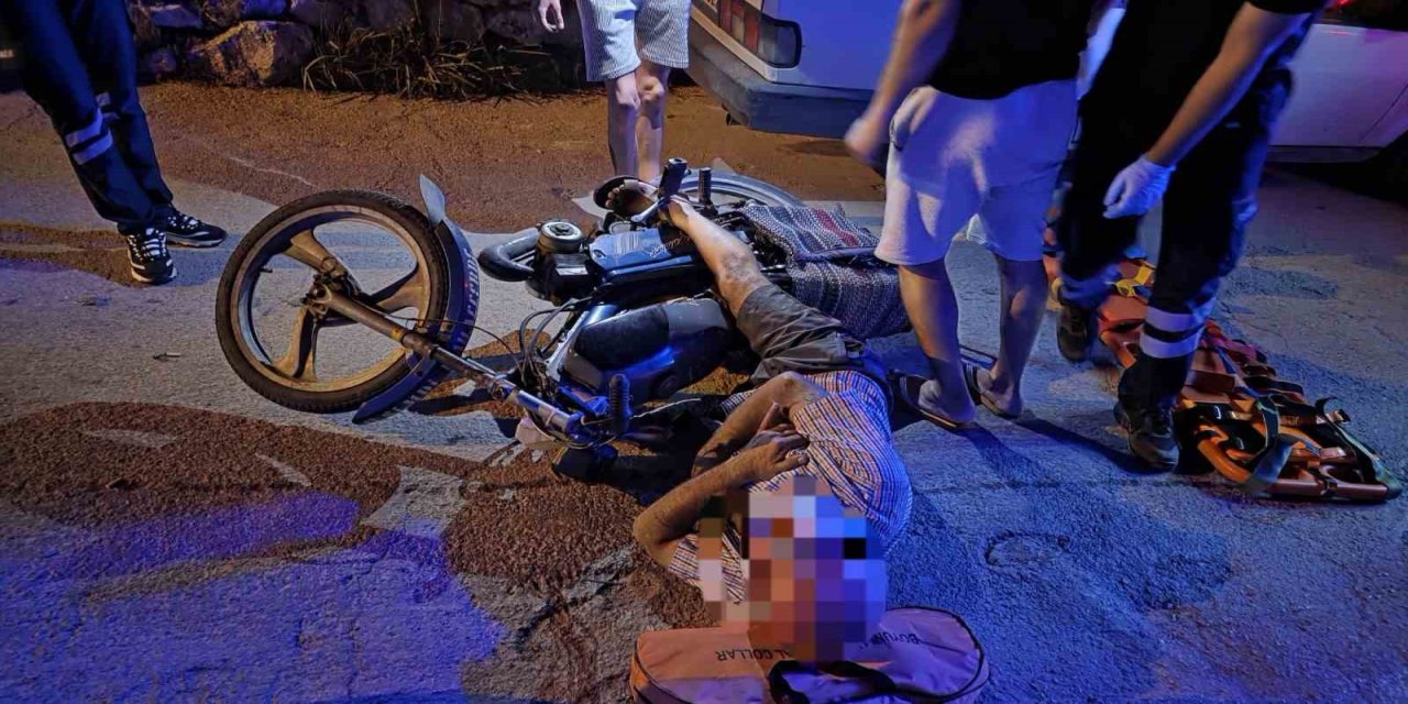 Kazadan sonra ayağı pedala sıkışan motosiklet sürücüsü kurtarıldı