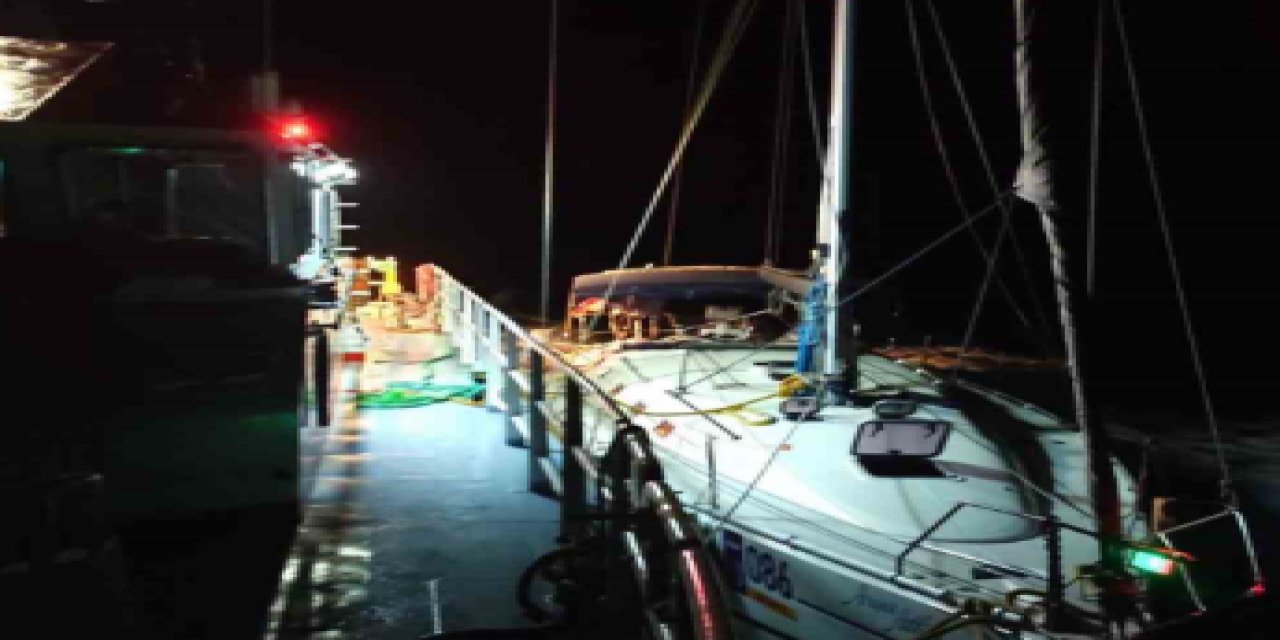 Dümen arızası yapan yelkenli tekne kurtarıldı