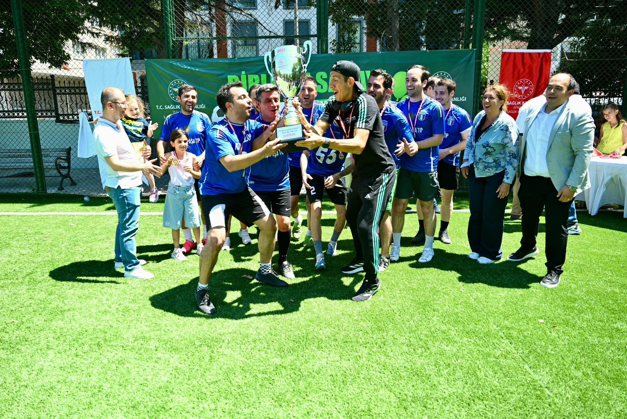 Kanseri yenen genç adam tekrar sahalara döndü