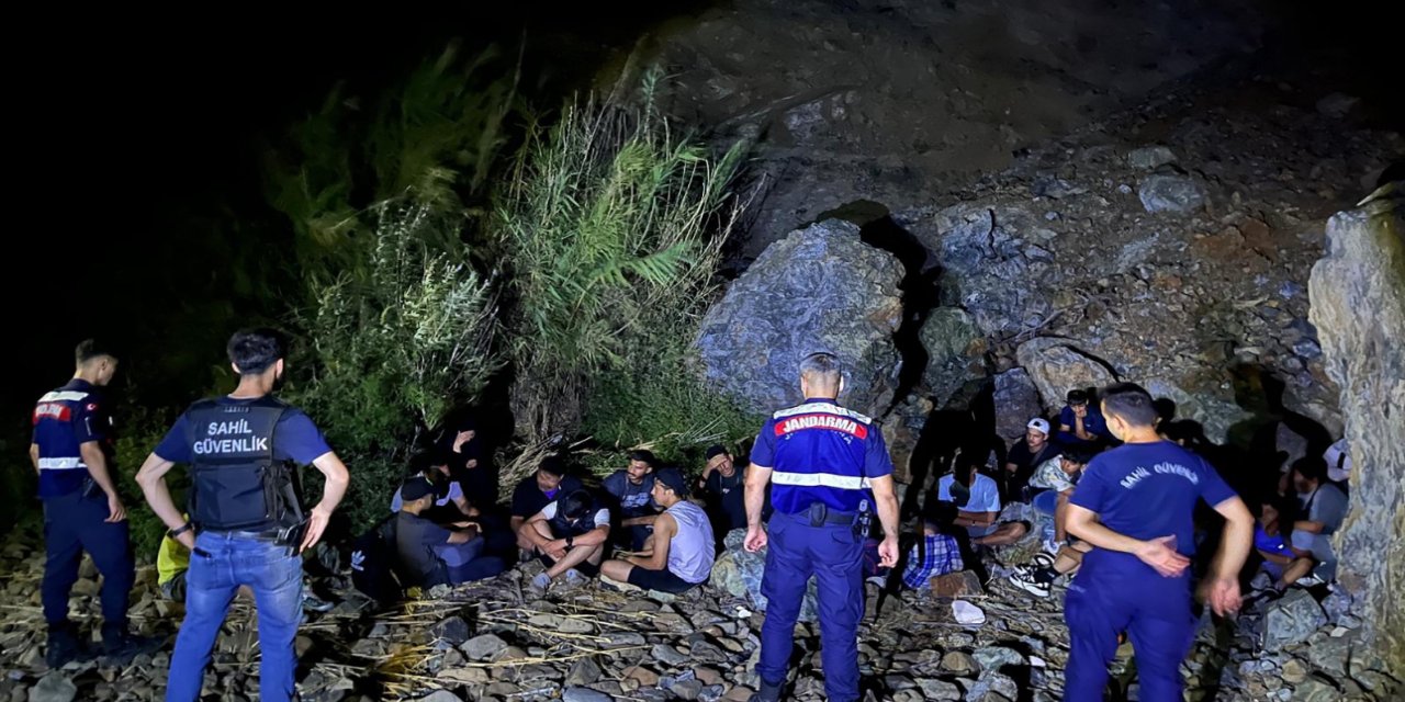 İçlerinde çocuklarında olduğu düzensiz göçmenler ile umut tacirleri Marmaris kırsalında yakalandı