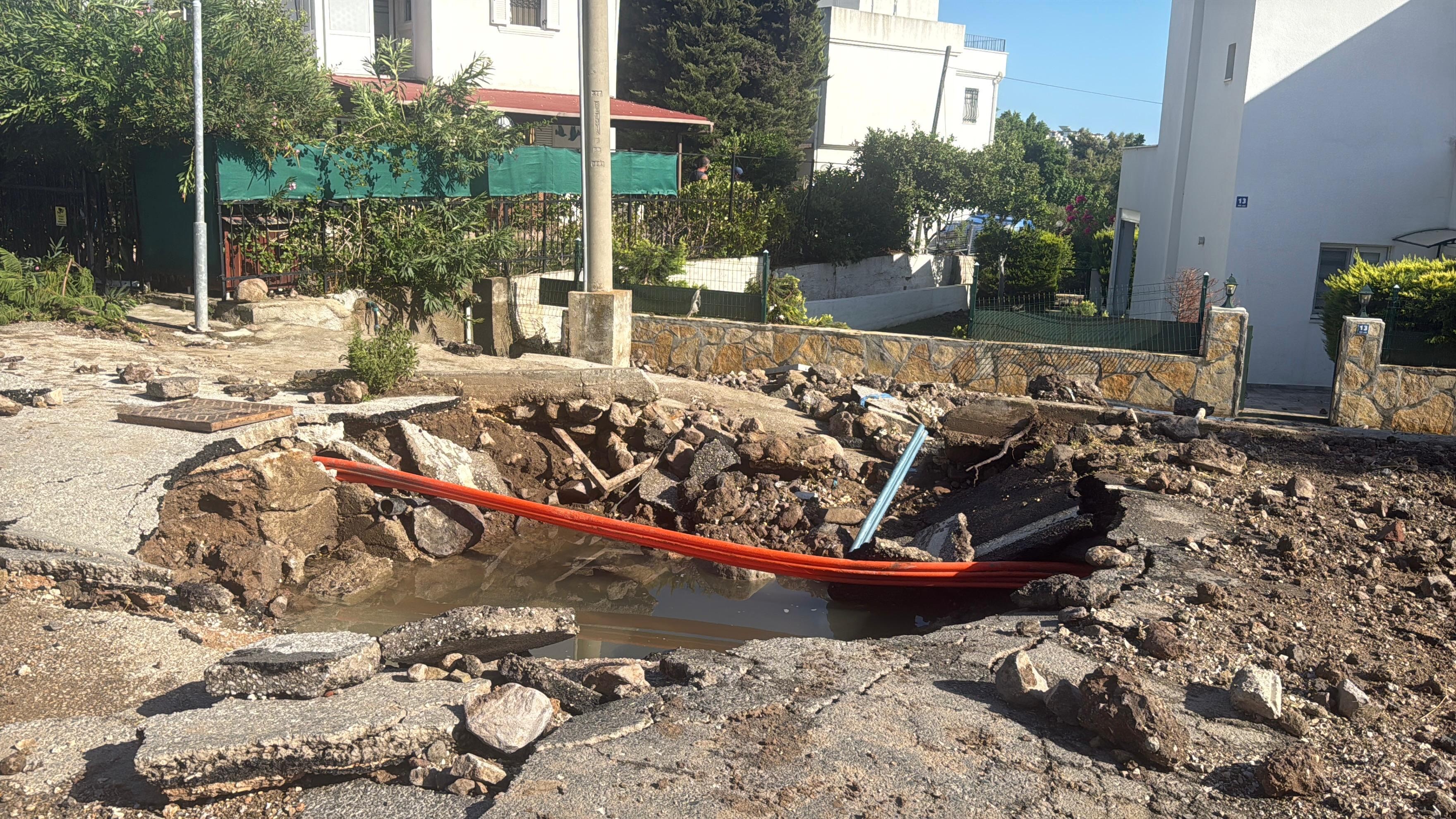 Bodrum'da yine isale hattı patladı yolda dev çukur oluştu