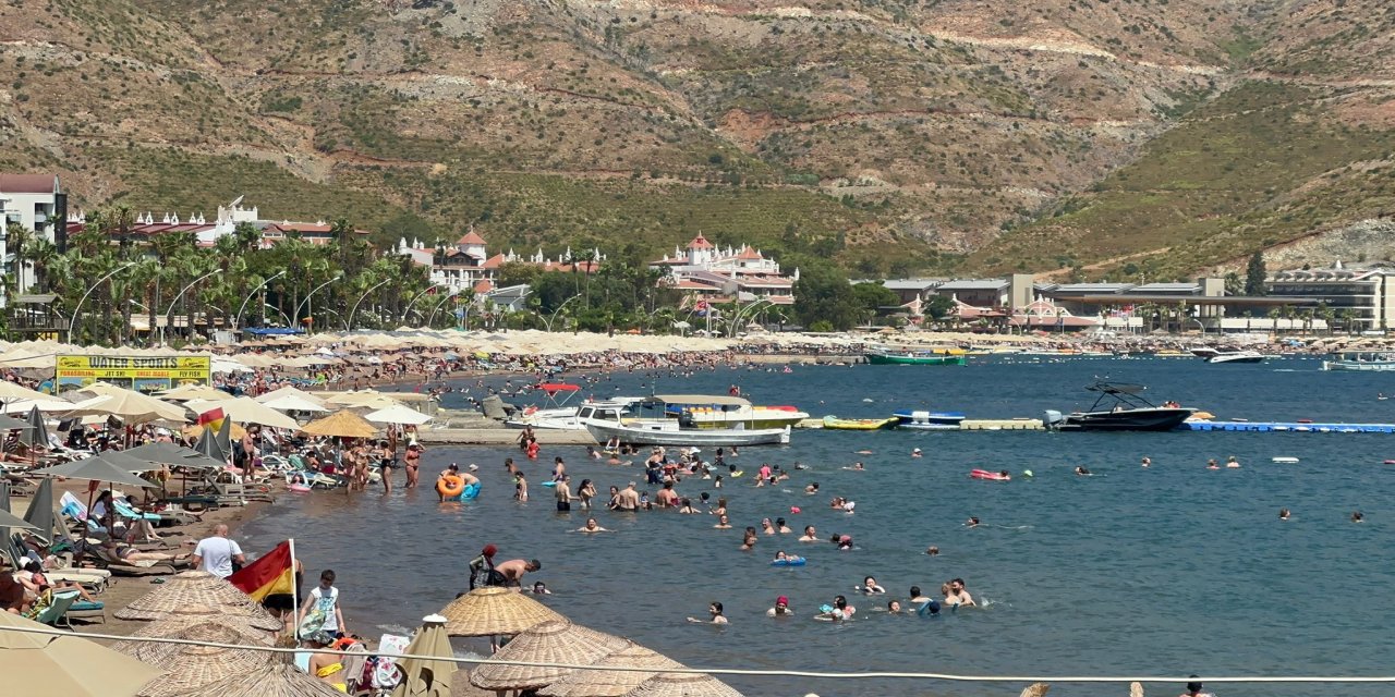 Marmaris’te sıcak havadan bunalanlar kendini denize attı