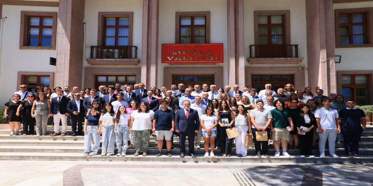 Vali Akbıyık YKS'da ilk Bin'e giren öğrencileri ağırladı