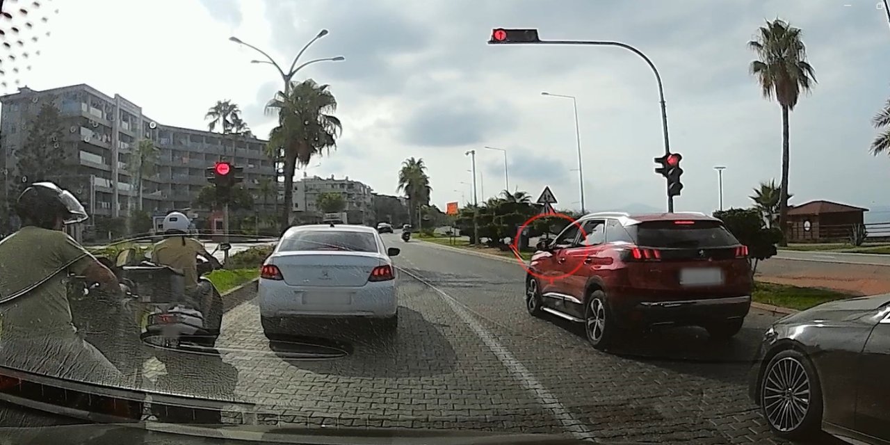 Alanya Belediyesinden yere izmarit atana kameralı takip ve ceza