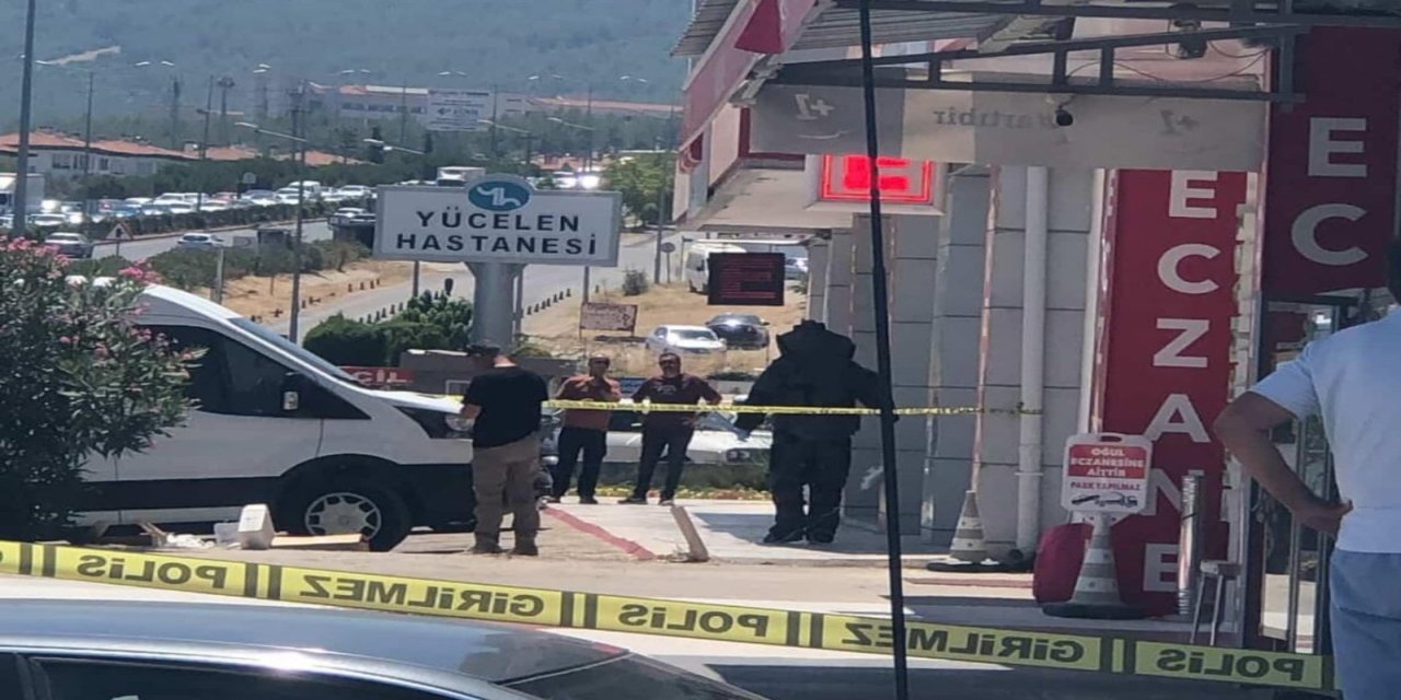 Kötekli yol kenarında bulunan iki valiz paniğe sebep oldu
