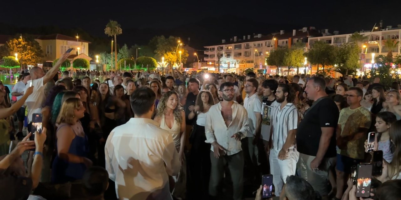 Marmaris'te İtalyan öğrencilerden süpriz flash mob gösterisi