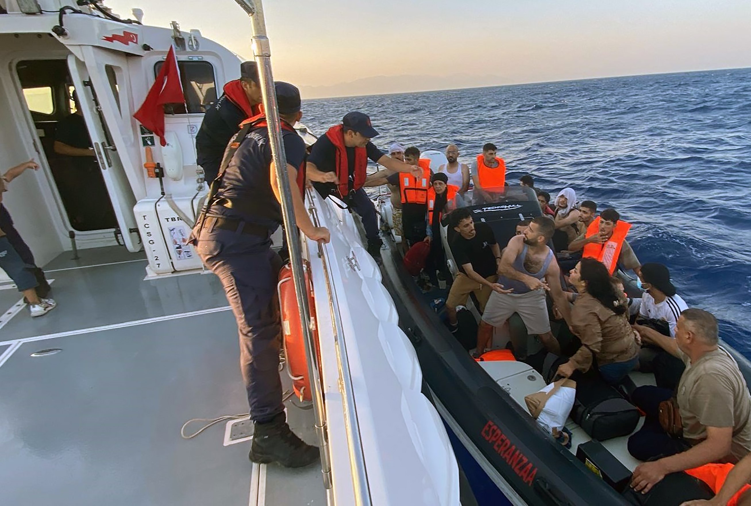Marmaris açıklarında göçmen kaçakçısı sahil güvenlik askerine yakalandı