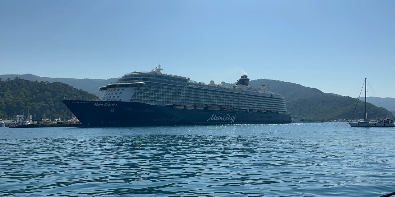 Dev kruvaziyer 'Mein Schiff 5' Marmaris Limanı'na yanaştı