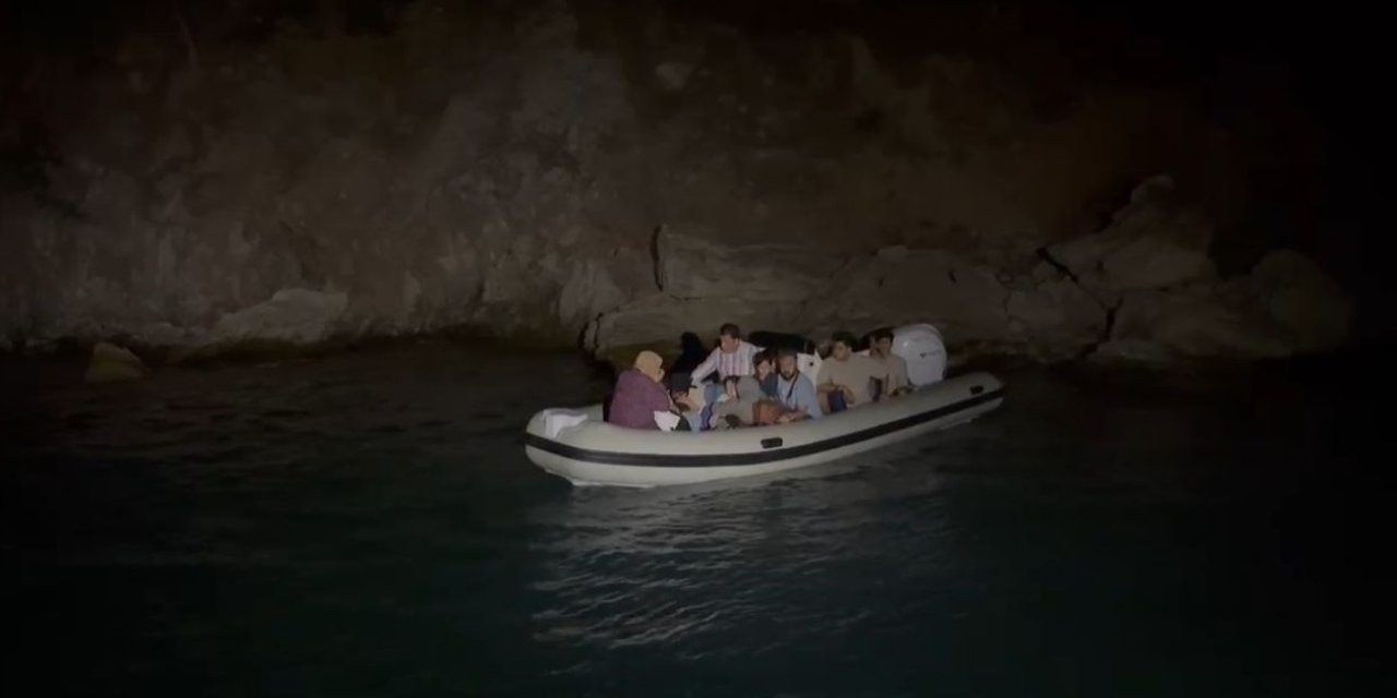Marmaris açıklarında 17 düzensiz göçmen ve 1 göçmen kaçakçısı şüphelisi yakalandı