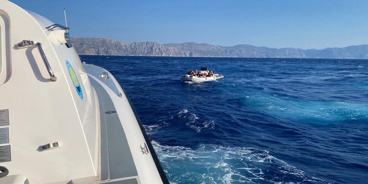 Marmaris açıklarında 14 düzensiz göçmen ve 1 göçmen kaçakçısı şüphelisi yakalandı
