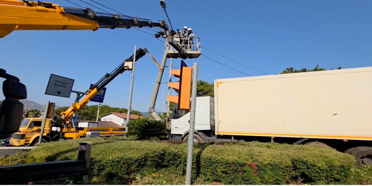 Marmaris girişinde freni patlayan kamyon elektrik direğine çarptı