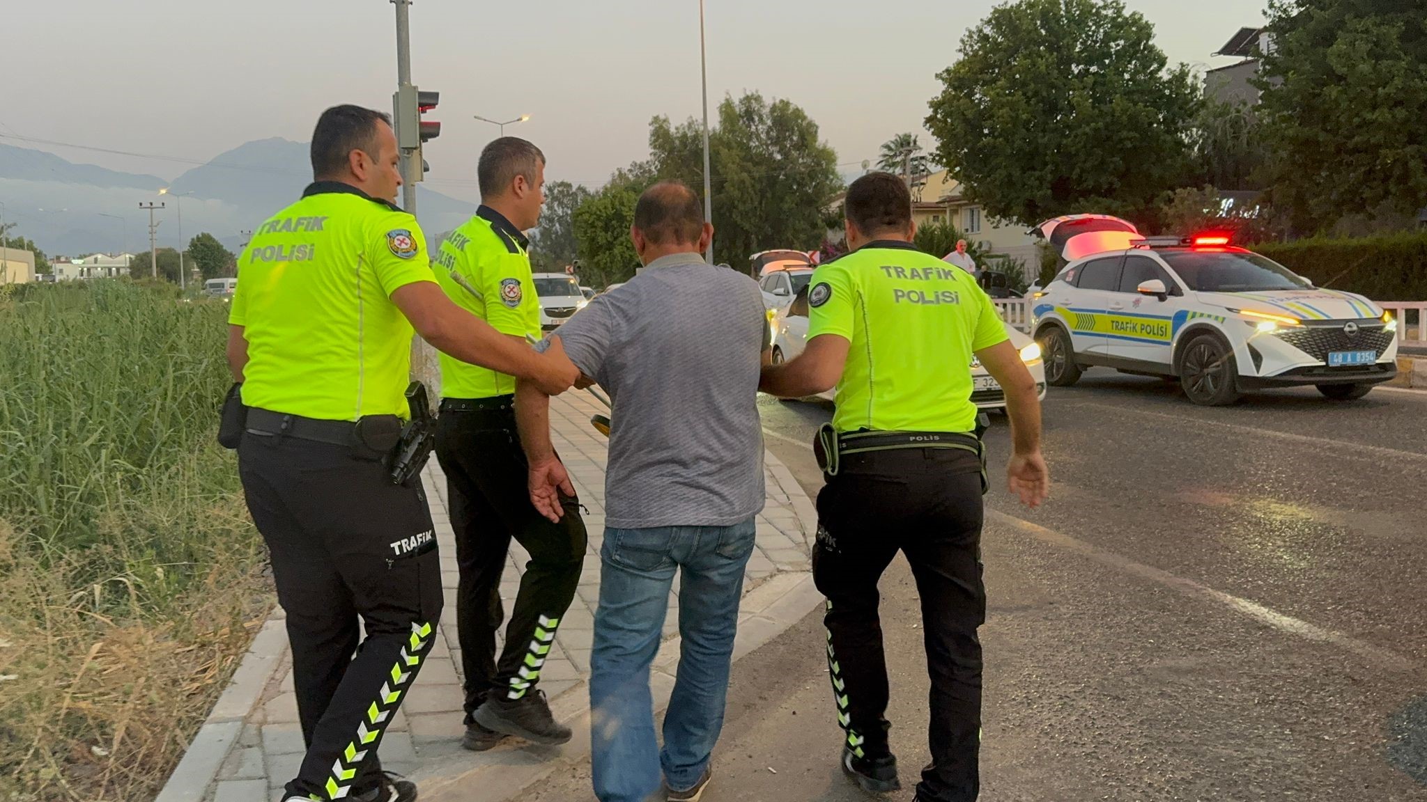Fethiye'de turist kadına çarpıp üzerine gitmeye devam eden sürücü tutuklandı