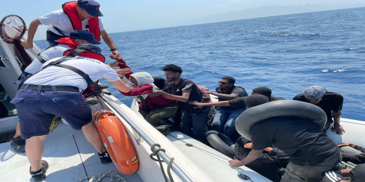 İzmir açıklarında 13 düzensiz göçmen kurtarıldı