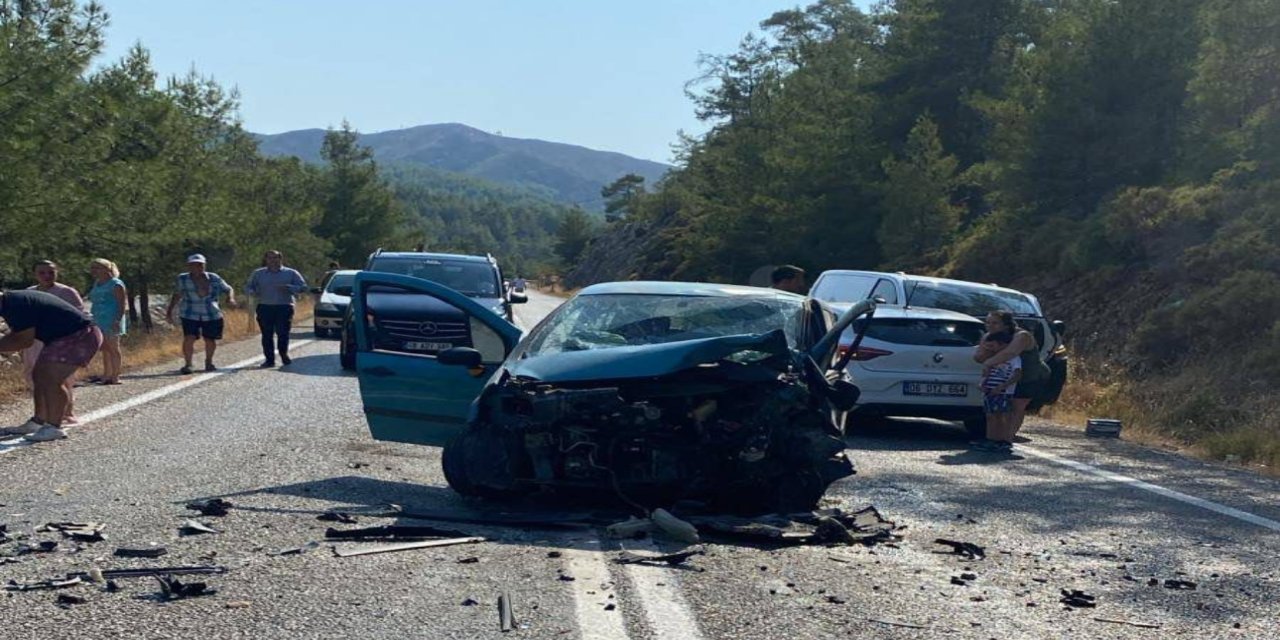Marmaris–Datça yolunda kafa kafaya çarpışma: 5 yaralı