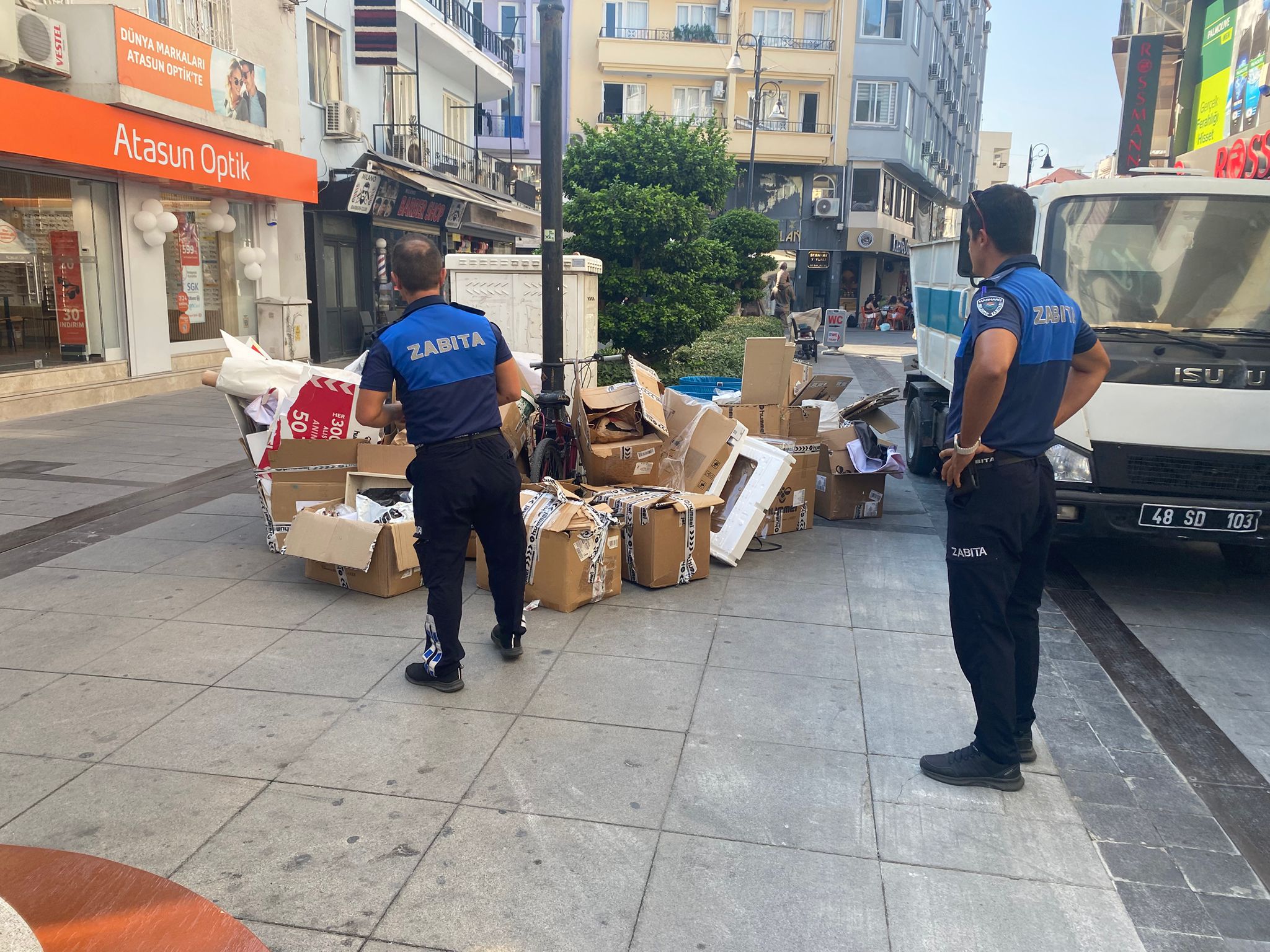 Marmaris Sevgiyolu'nda zamansız çöpe zabıtadan ceza