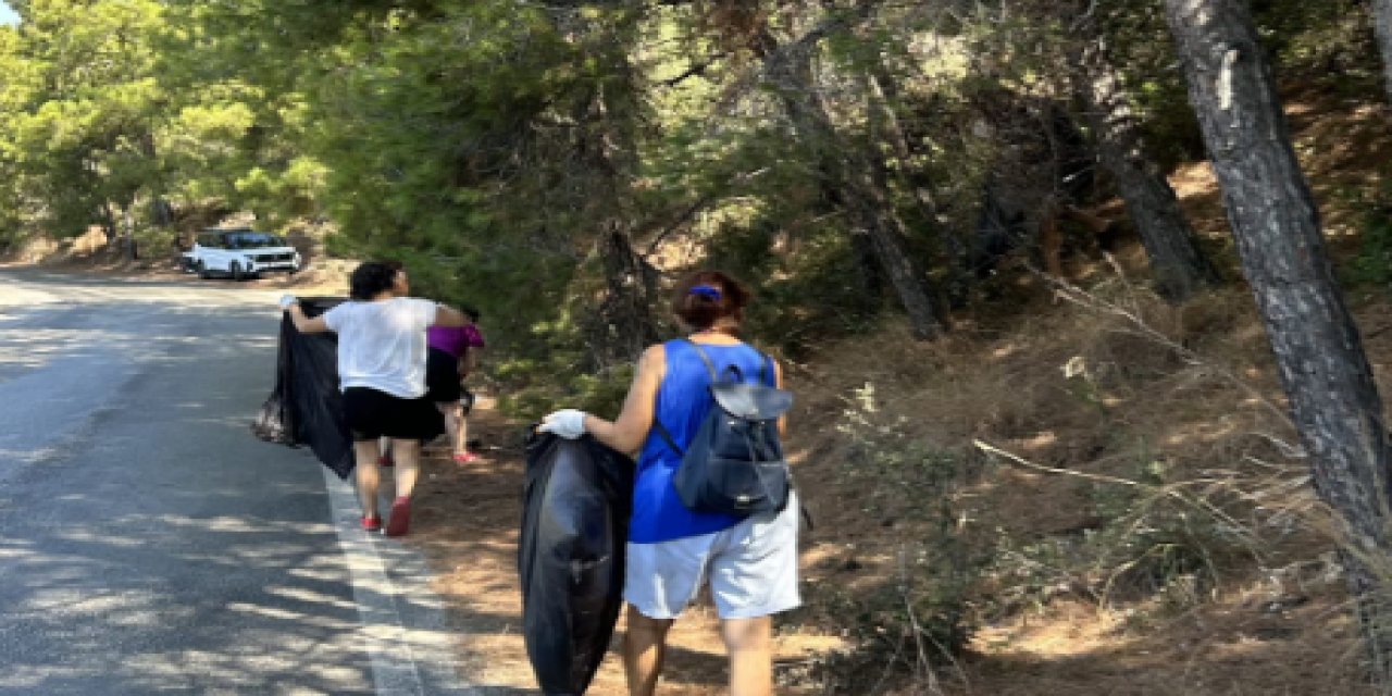 Marmaris Ekotim yine duyarsızların attığı çöpleri temizledi