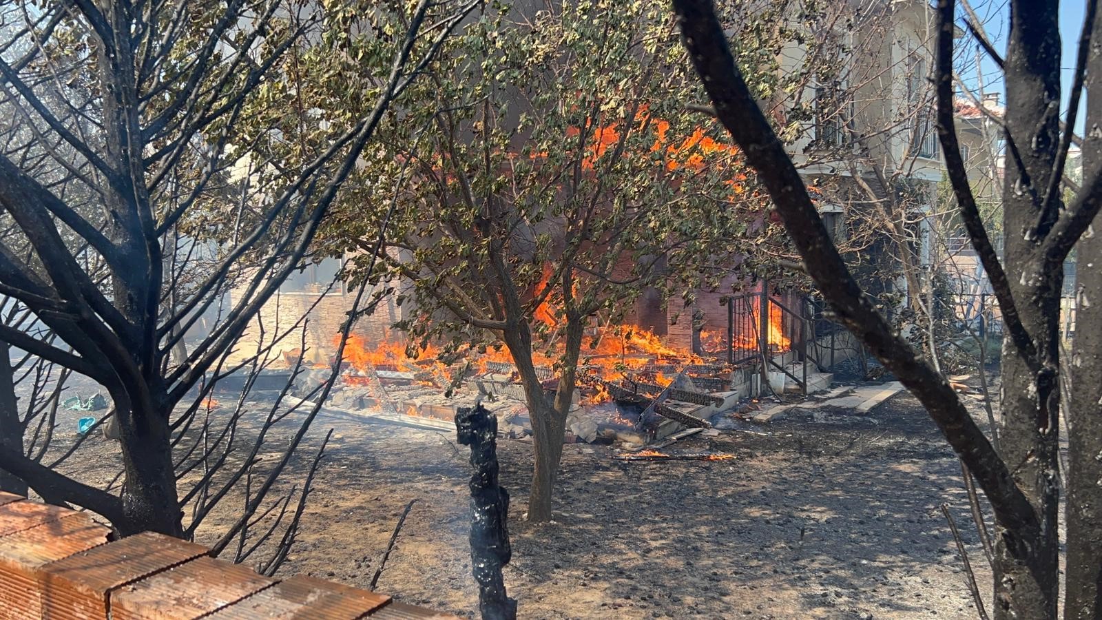 Çanakkale'de devam eden yangında 3 köy tahliye edildi