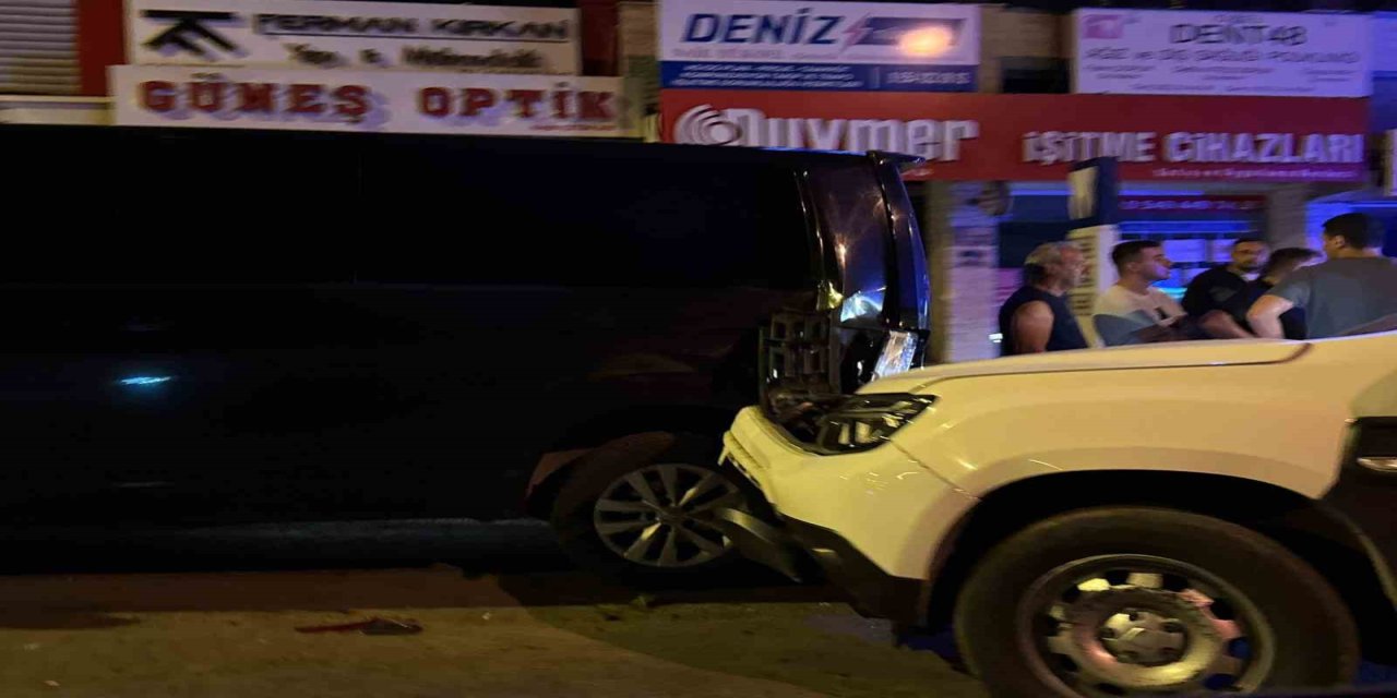 Menteşe'de otomobil park halindeki araca çarptı