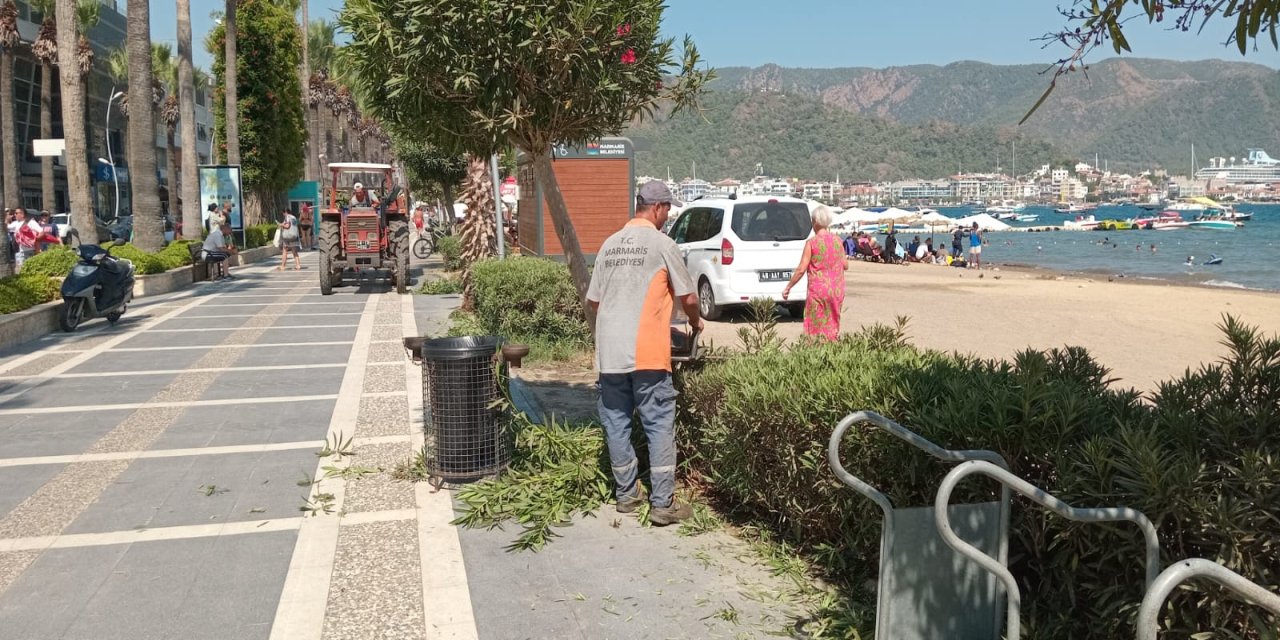 Marmaris belediyesinden 45 derece sıcaklıkta temzilik mesaisi