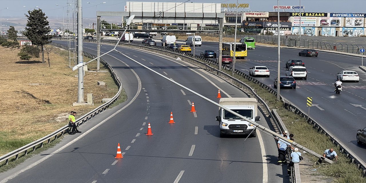 Büyükçekmece’de şiddetli rüzgardan aydınlatma direği yan yattı, E-5 trafiğe kapatıldı