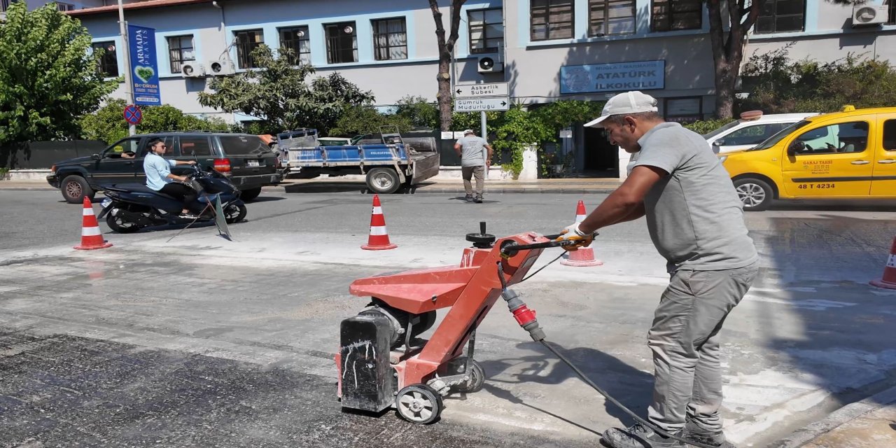 Marmaris belediyesinden her gün kaza olan beton yola tamir çalışması
