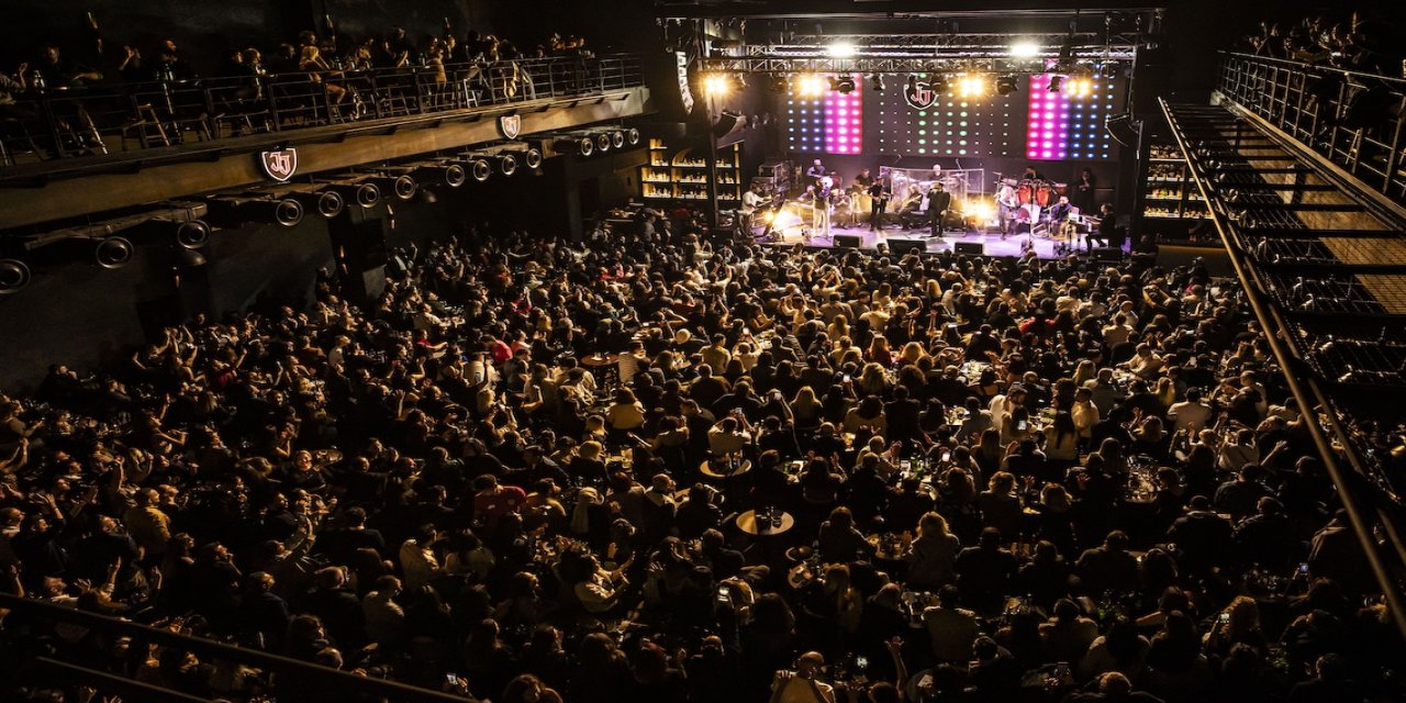 Jolly Joker 'den dev kadro ile yaza veda